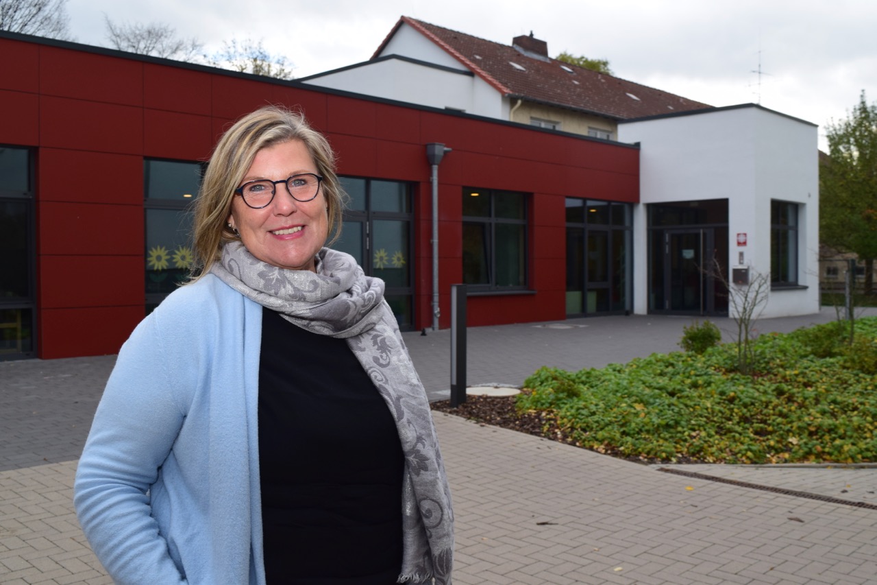 Neue Leiterin: Bärbel Wille vor dem Caritas-Centrum St. Godehard in Göttingen. Foto: Caritas