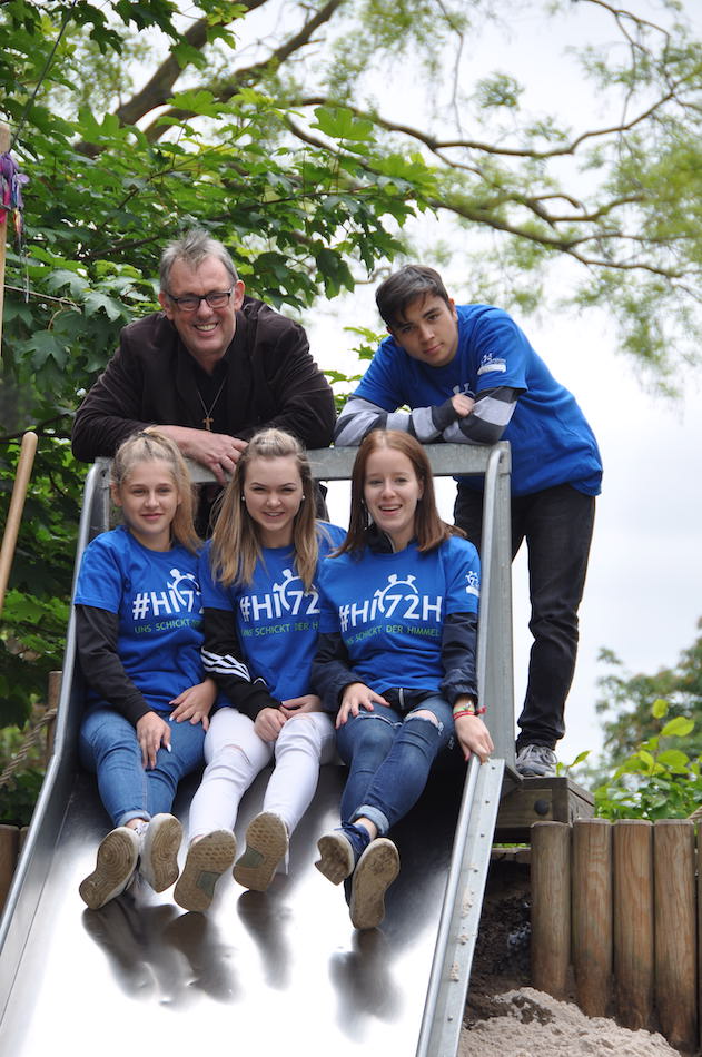 Dechant Wigbert Schwarze besuchte die Aktionsgruppe. Foto: Caritas