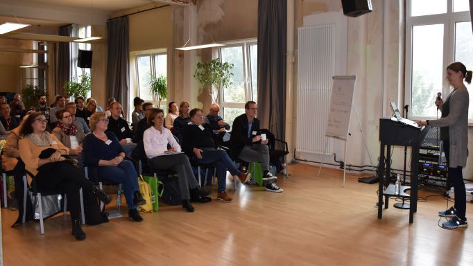 Suchtberaterin Kristin Otte (r.) organisierte für ihre Kolleg:innen einen Fachtag zum Thema „Glücksspielsucht und Migration“ in der Göttinger Musa | Foto: Jeanine Rudat