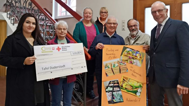 Caritas und DRK helfen der Tafel: Madlin Dettenbach (l., Caritas) und Hubertus Werner (r., DRK) trafen Inge Engel (2.v.l.) und weitere Engagierte der Tafel Duderstadt zur Spendenübergabe. | Foto: Claudia Nachtwey