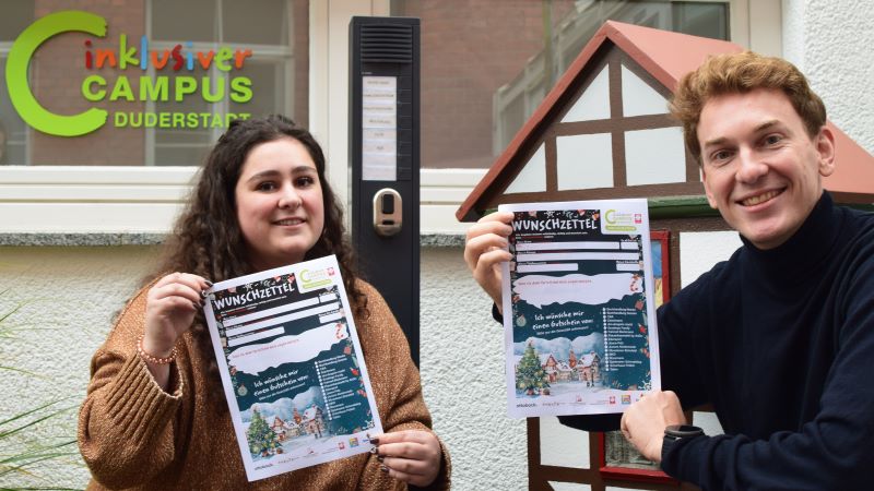 Samira Ben Rejeb und Konstantin Krolop zeigen den Wunschzettel 2024 vor dem Fachwerkhäuschen-Briefkasten am Inklusiven Campus Duderstadt. | Johannes Broermann / cps