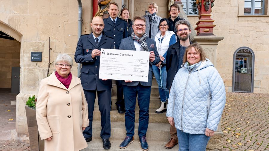 Spendenübergabe der Stadt Duderstadt und der Bundespolizei Aktion „Urlaub ohne Koffer“ im Lorenz-Werthmann-Haus der Caritas Südniedersachsen erhält einen Teil der Einnahmen aus dem 66. Wohltätigkeitskonzert. Mehr als 500 Besucherinnen und Besucher folgten im vergangenen Sommer der Einladung zum 66. Wohltätigkeitskonzert, das von der Stadt Duderstadt und der Bundespolizei organisiert wurde. Im Stadtpark sorgten das Bundespolizeiorchester Hannover, die Concert Band und weitere Solokünstlerinnen und Solokünstler des Eichsfeld-Gymnasiums Duderstadt für musikalische Höhepunkte – und das alles für den guten Zweck. Nun wurden die im Rahmen des Konzertes erzielten Einnahmen in Höhe von 3.300 Euro an drei gemeinnützige Organisationen aus Duderstadt übergeben. Bürgermeister Thorsten Feike und Steffen Reier, Abteilungsleiter der Bundespolizei Duderstadt, überreichten jeweils 1.100 Euro an das Dekanatsjugendzentrum Emmaus, das die Seniorenbegegnungsstätte im Lorenz-Werthmann-Haus und die Lebenshilfe Eichsfeld e.V. Bürgermeister Feike betonte: „Es ist unsere soziale Verantwortung, wohltätige Projekte zu unterstützen. Und die, die wir jetzt mit dieser Spende bedacht haben, haben es mehr als verdient, unterstützt zu werden.“ Auch Steffen Reier hob hervor, es sei ihm und der Bundespolizei in Duderstadt, ein besonderes Anliegen „mit dem Wohltätigkeitskonzert eine Möglichkeit zu schaffen, das Gemeinwohl zu stärken und etwas zurückzugeben.“ Die Spenden wurden bereits sinnvoll eingeplant. Simone Lojda, Geschäftsbereichsleiterin Altenhilfe und Pflege der Caritas Südniedersachsen erklärte: „Der Betrag von über 1.000 Euro ist ein großer Betrag für uns, den wir unserem Projekt ‚Urlaub ohne Koffer‘ zugutekommen lassen werden. Mit dieser Aktion wollen wir älteren Menschen einen Kurzurlaub ermöglichen.“ Elvira Werner vom Dekanatsjugendzentrum Emmaus berichtete: „Mit dem Beitrag werden wir unsere kostenfreien Angebote für Kinder und Jugendliche ausbauen können.“ Sie zählte dabei beispielhaft Schwimmkurse, Kreativangebote und gemeinsame Mittagessen auf. Irmgard Schmidt, stellvertretende Vorsitzende der Lebenshilfe Eichsfeld e.V., kündigte an, die Spende wahrscheinlich für eine Mehrtagesfahrt für Personen mit Behinderung nutzen zu wollen. Die nächste Gelegenheit, das Bundespolizeiorchester Hannover live zu erleben, bietet sich am 10. Dezember um 10.30 Uhr in der Basilika St. Cyriakus in Duderstadt. Dort wird das Orchester in kleiner Besetzung den Standortgottesdienst der Bundespolizei musikalisch begleiten, unterstützt vom Chor der Heinz-Sielmann-Realschule.   Freuen sich über die Einnahmen aus dem 66. Wohltätigkeitskonzert der Bundespolizei in Duderstadt (v.l.): Irmgard Schmidt, Steffen Reier, Reiner Paschke, Elvira Werner, Bürgermeister Thorsten Feike, Sabine Nolte, Simone Lojda, Daniel Schneemann, Frank Heerwig und Lioba Stadermann. | Foto: Stadt Duderstadt