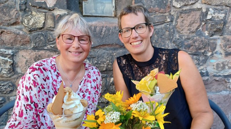 Feiern das Jubiläum der Meta Frauen Northeim (von links): Birgit Marten und Gesa Gawrisch. | Foto: Anna Holland / Caritas