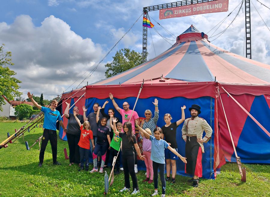 Vertreter:innen der Caritas, der Stadt Duderstadt, der Zirkuspädagogen und die teilnehmenden Kinder und Jugendlichen erwarten gespannt die Gäste zur ersten Vorstellung. | Foto: Claudia Nachtwey