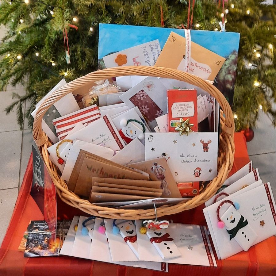 Das Foto zeigt einen Korb voller Weihnachtskarten.