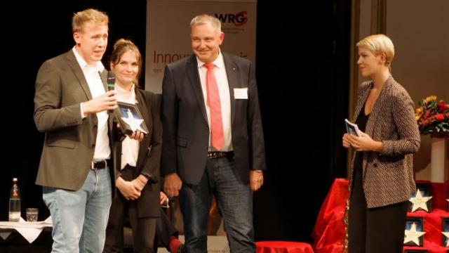 Moritz Heller (l.), Isabel Lubojanski und Ralf Regenhardt bedanken sich. | Foto: TrapezFilm – Stephan Beuermann