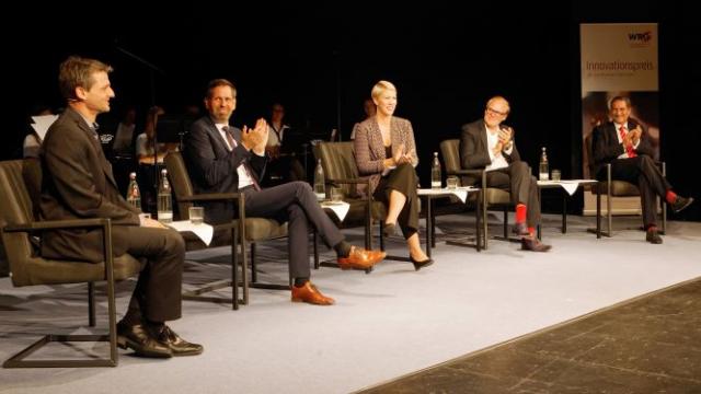 Im Gespräch auf der Bühne (v.l.): Dr.-Ing. Axel Wegener (Measurement Valley e.V.), Umweltminister Olaf Lies, Moderatorin Katharina Müller, Landrat Bernhard Reuter und Sparkassen-Vorstand Rainer Hald. | Foto: TrapezFilm – Stephan Beuermann