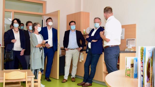 Dagmar Wüstefeld (l.) und Moritz Heller (r.) informieren Ministerpräsident Stephan Weil, Kreisrat Marcel Riethig (SPD) und Bürgermeister Thorsten Feike (v.r.).