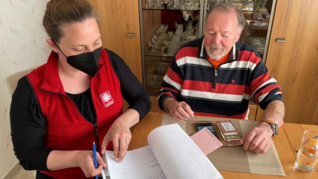 Caritas-Mitarbeiterin Kristina Schmidt besucht und berät von der Flut betroffene Menschen im Ahrtal zu Hause. | Foto: Christiane Böttcher / Caritas