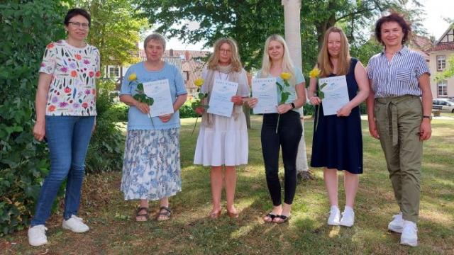 Glücklich über die erfolgreiche Erziehungslotsinnen-Schulung (von links): Martina Kautz, Präsidentin Soroptimistinnen Einbeck, Ingrid Voß, Bianca Mädge, Nicole Begunov und Claudia Rohlf mit ihren Zertifikaten sowie Ausbildungsleiterin Mathilde Henke aus dem Caritas-Centrum Northeim. | Foto: Caritas Northeim