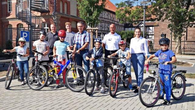 Freuen sich über das Können der Kinder und das blau-gelbe Fahrrad für den Campus (v.l.): Stephan Beckmann, Konstantin Krolop, Prof. Bernd Schwien, Dierk Falkenhagen und Isabel Lubojanski. | Foto: Claudia Nachtwey / cps