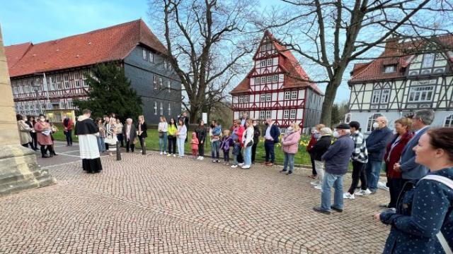 Vor der Basilika wurde selbstgebackenes Brot gesegnet. | Foto: Stefan Burchard