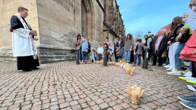 Vor der Basilika wurde selbstgebackenes Brot gesegnet. | Foto: Stefan Burchard
