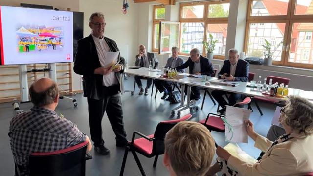 Dechant Wigbert Schwarze berichtet aus der Arbeit des Caritasrats. | Foto: Dirk Faßhauer / Caritas