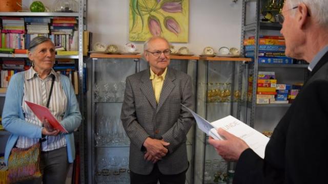 Auch Peter van der Grinten erhielt die Ehrennadel in Gold des Deutschen Caritasverbandes zusammen mit einer Urkunde aus den Händen von Weihbischof Dr. Nikolaus Schwerdtfeger. | Foto: Johannes Broermann / cps