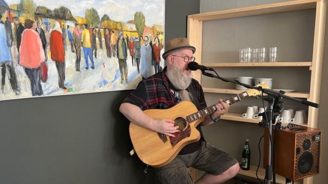 Zur Eröffnung musizierte Andreas Leinemann in der neuen Caritas-Kontaktstelle Duderstadt. | Foto: Isabel Lubojanski