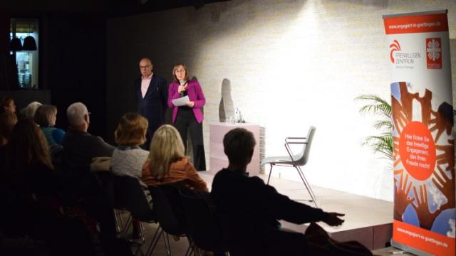 BONUS-Leiterin Maria Weiss begrüßt die Gäste und den Autor Dieter Bednarz im Literaturhaus Göttingen. | Foto: Johannes Broermann / cps