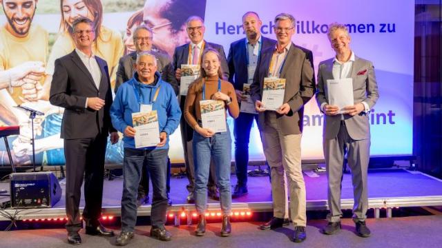 #GemeinsamVereint: Wolfgang Osse (l.), Vorstandsvorsitzender der Volksbank Kassel Göttingen, übergab die Preise an die Gewinner. Mit dabei waren Caritas-Vorstand Holger Gatzenmeyer (4. v. l.) und Moderator Martin Mall (r.). | Foto: Carolin Ludwig / Volksbank Kassel Göttingen