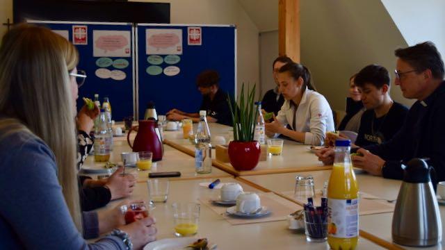 Schnell kam Propst Thomas Berkefeld (r.) beim Azubi-Frühstück ins Gespräch. | Foto: Broermann / cps