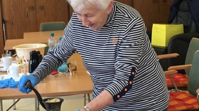 Backen und Basteln in der Tagespflege Duderstadt. | Foto: Caritas