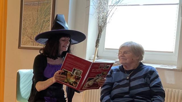 Pünktlich zum Thema „Walpurgisnacht“ konnten sich unsere Gäste über den Besuch der Kräuterhexe „Walburga“ freuen. | Foto: Caritas