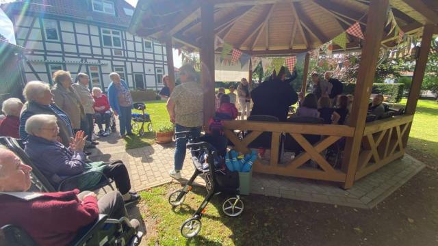 Unter dem großen Pavillon fanden alle Kinder Platz. | Foto: Caritas