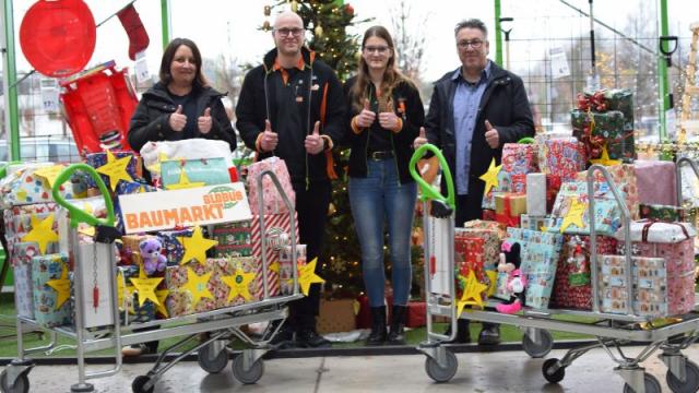 Mit individuellen Geschenken werden Herzenswünsche erfüllt – darüber freuen sich bei der Übergabe (v.l.): Magdalene Bunte (Caritas), Marten Döring und Vivienne Hübener (Globus Baumarkt) sowie Thomas Heek (Caritas) | Foto: Johannes Broermann / cps