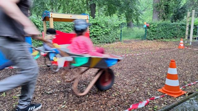 Schubkarrenrennen, Dosenwerfen sowie "Kaffee und Kuchen" gehörten zum Festprogramm. | Foto: Johannes Broermann / cps