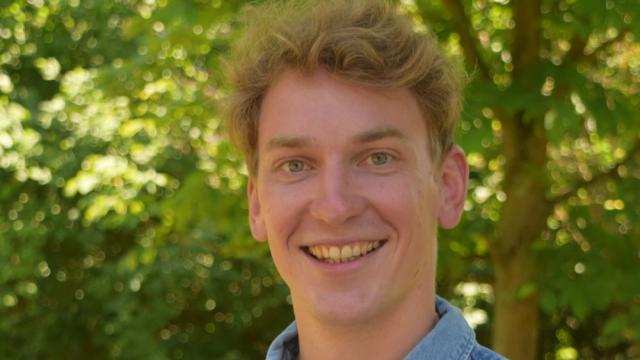 „Wir als Einzelne mit unseren demokratischen Werten werden erst im Lichtkegel der Öffentlichkeit zu einem Kollektiv. Für die Kinder und Jugendlichen möchte ich ein Vorbild sein, das für Vielfalt, Toleranz und eine offene Gesellschaft steht.“ – Konstantin Krolop, FamilySchooling Duderstadt