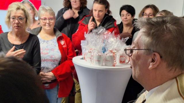 Pfarrer Matthias Kaminski segnet das Caritas-Team und ...