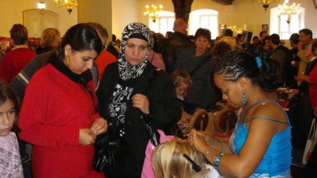 Schon 2008 feierte das Café Grenzenlos ein Fest der Kulturen im Historischen Rathaus. | Foto: Caritas