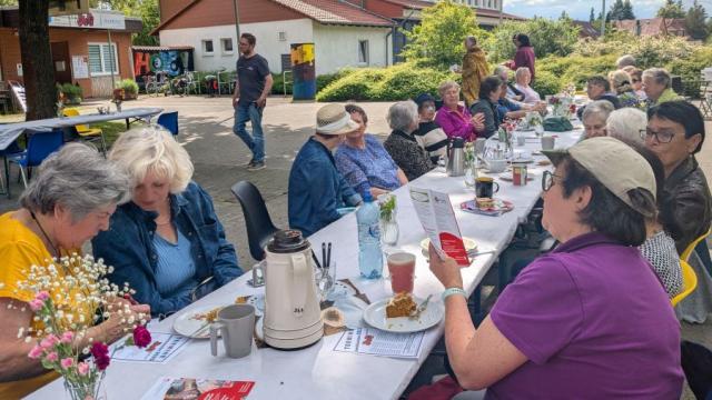 Mehr als 20 Meter lang war die Kaffeetafel, die kürzlich am Duderstädter Schützenring vor dem Jufi aufgebaut wurde. | Foto: Caritas