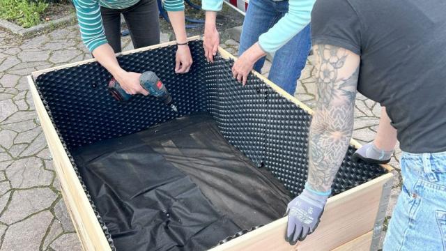 Beim Corporate Volunteering wurden mehrere Hochbeete gebaut. | Foto: Arineo