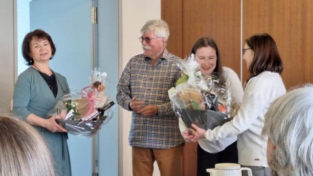 Hans-Peter Traupe und Lisa Severitt überreichen Präsentkörbe an Mathilde Henke (l.) und Birgit Müller (r.). | Foto: Johannes Broermann