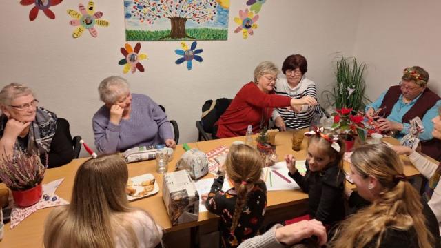 Viel Spaß hatten die Besucherinnen bei einer Runde „Schrottwichteln“. | Foto: Caritas