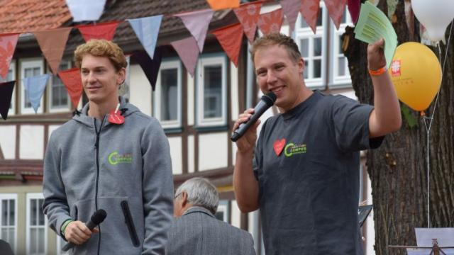 Das Bühnenprogramm moderierten Konstantin Krolop (l.) und Moritz Heller. | Foto: Broermann