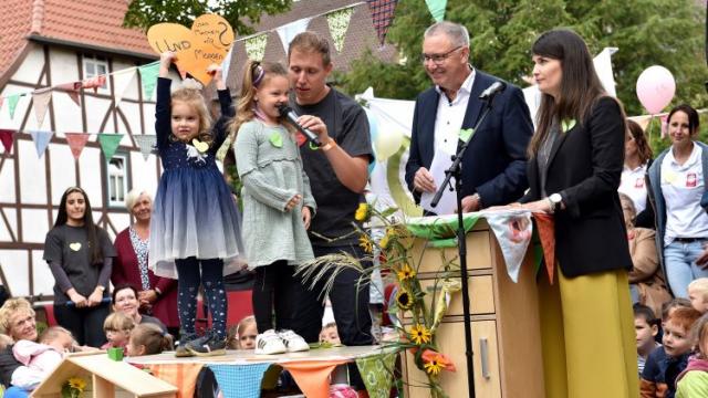 Gemeinsam mit Campus-Leiterin Isabel Lubojanski (r.) beantwortete Regenhardt Fragen der Kita-Kinder. | Foto: Blank