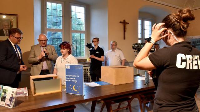 Bürgermeister Thorsten Feike (l.) stellt den Demenz-Parcours der Malteser vor. | Foto: Iris Blank / kpvd