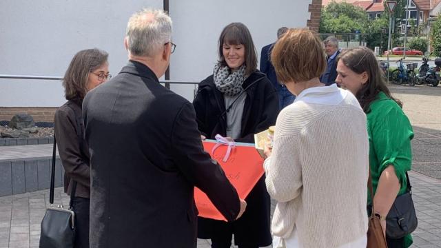 ... gratulieren Dechant Wigbert Schwarze. | Fotos: Holger Gatzenmeyer